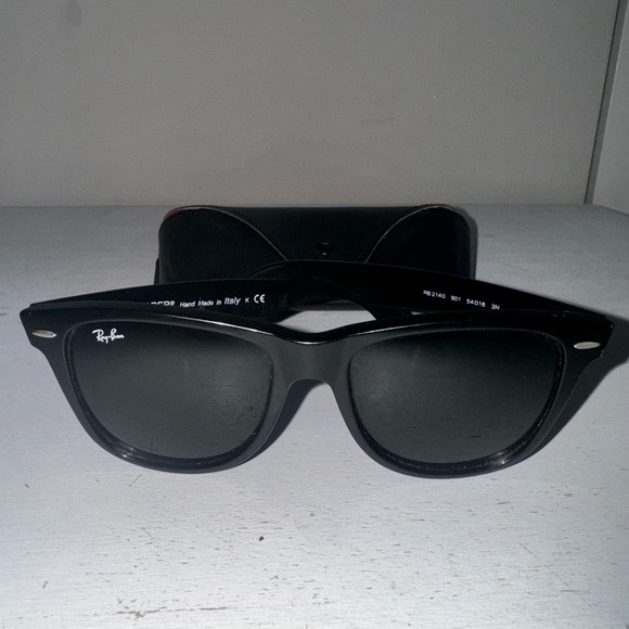 Ray-Ban Wayfarer Sunglasses - Picture 9 of 12